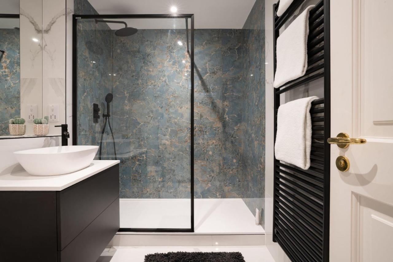 Brand New - Contemporary - 2 Bedroom - 2 Bathroom - Spacious Apartment - Lake Views Ambleside Bagian luar foto