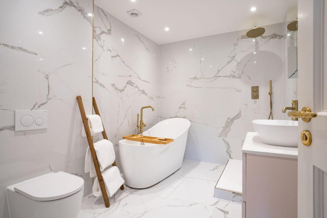 Brand New - Contemporary - 2 Bedroom - 2 Bathroom - Spacious Apartment - Lake Views Ambleside Bagian luar foto