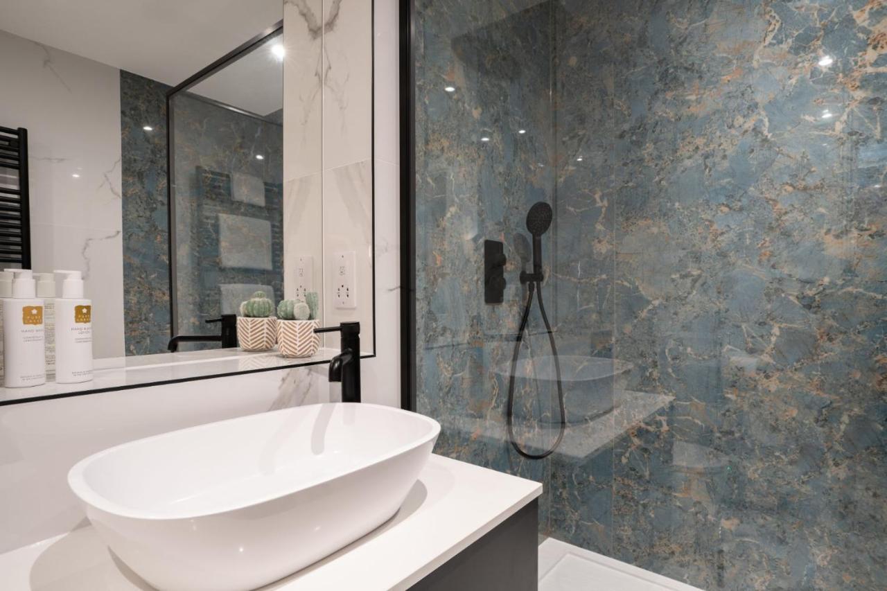 Brand New - Contemporary - 2 Bedroom - 2 Bathroom - Spacious Apartment - Lake Views Ambleside Bagian luar foto